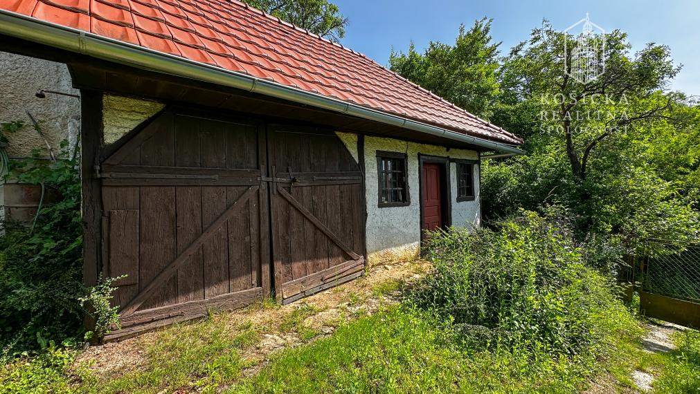 Historická chata s vinicou  a kompletným zázemím – Hrušov