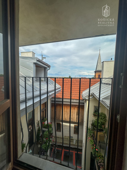 Na predaj: Podkrovný 3-izbový byt s balkónom v historickom centre Košíc – Kováčska ulica