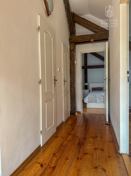 Na predaj: Podkrovný 3-izbový byt s balkónom v historickom centre Košíc – Kováčska ulica