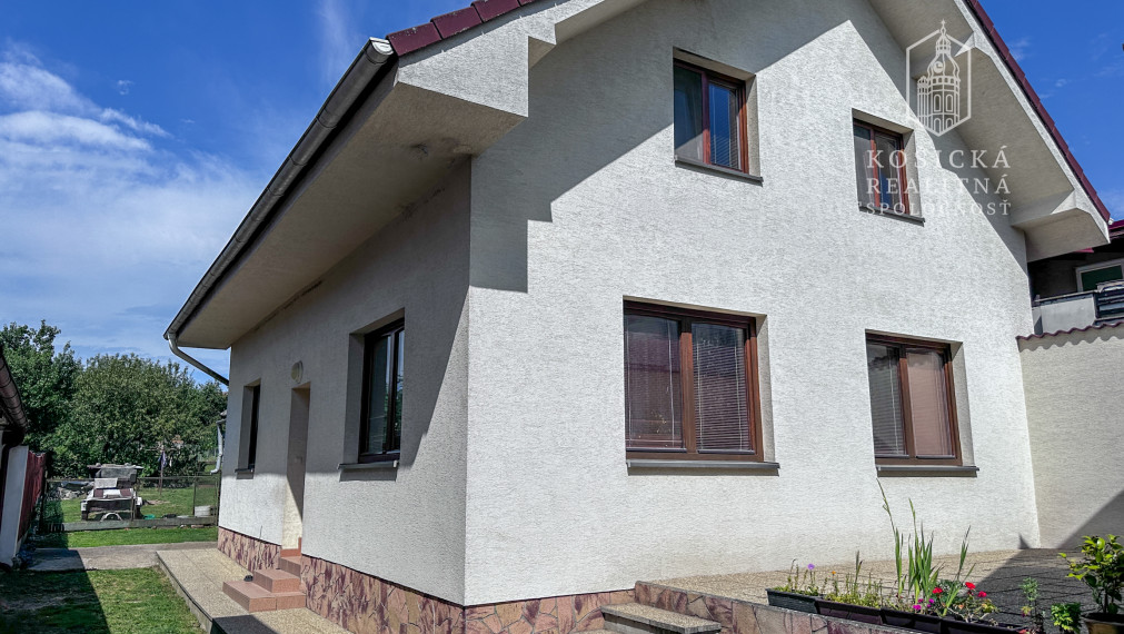 Rezervované - Rodinný dom s veľkým pozemkom v obci Rozhanovce – Robotnícka ulica