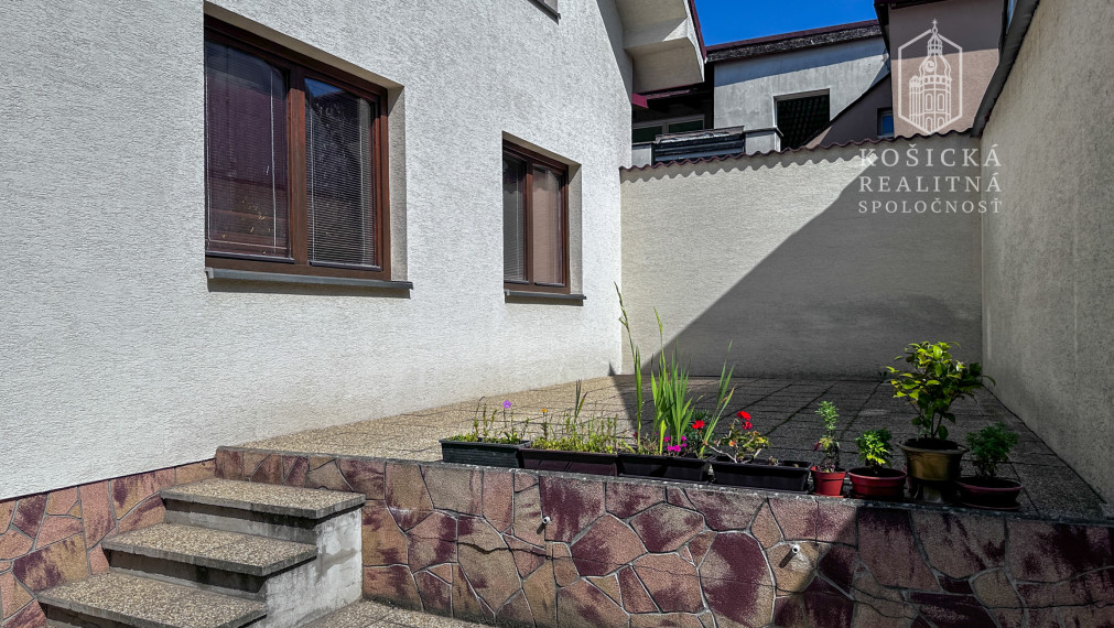 Rezervované - Rodinný dom s veľkým pozemkom v obci Rozhanovce – Robotnícka ulica