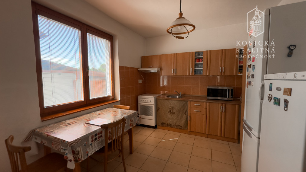 Rezervované - Rodinný dom s veľkým pozemkom v obci Rozhanovce – Robotnícka ulica