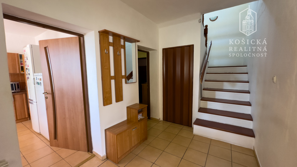 Rezervované - Rodinný dom s veľkým pozemkom v obci Rozhanovce – Robotnícka ulica