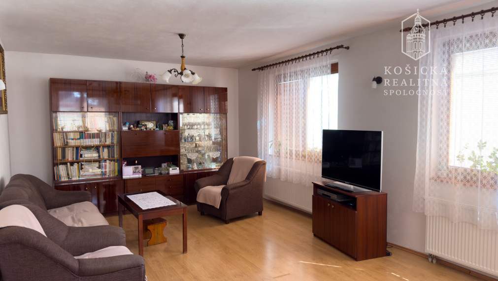 Rezervované - Rodinný dom s veľkým pozemkom v obci Rozhanovce – Robotnícka ulica