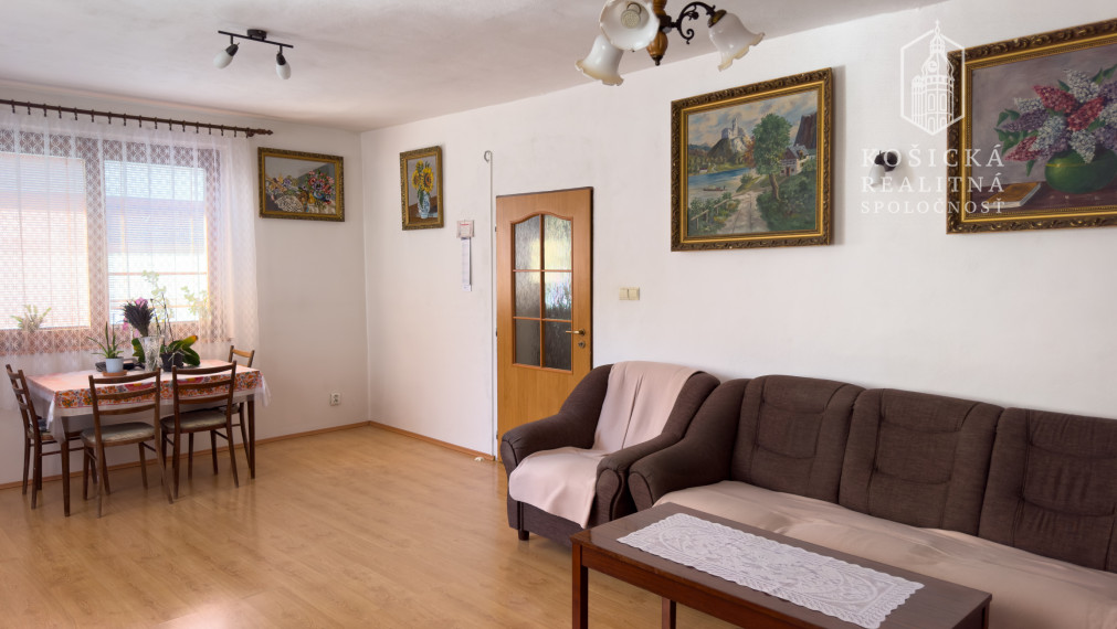 Rezervované - Rodinný dom s veľkým pozemkom v obci Rozhanovce – Robotnícka ulica