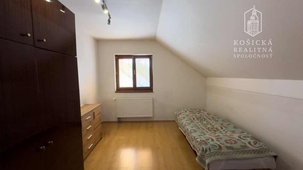 Rezervované - Rodinný dom s veľkým pozemkom v obci Rozhanovce – Robotnícka ulica