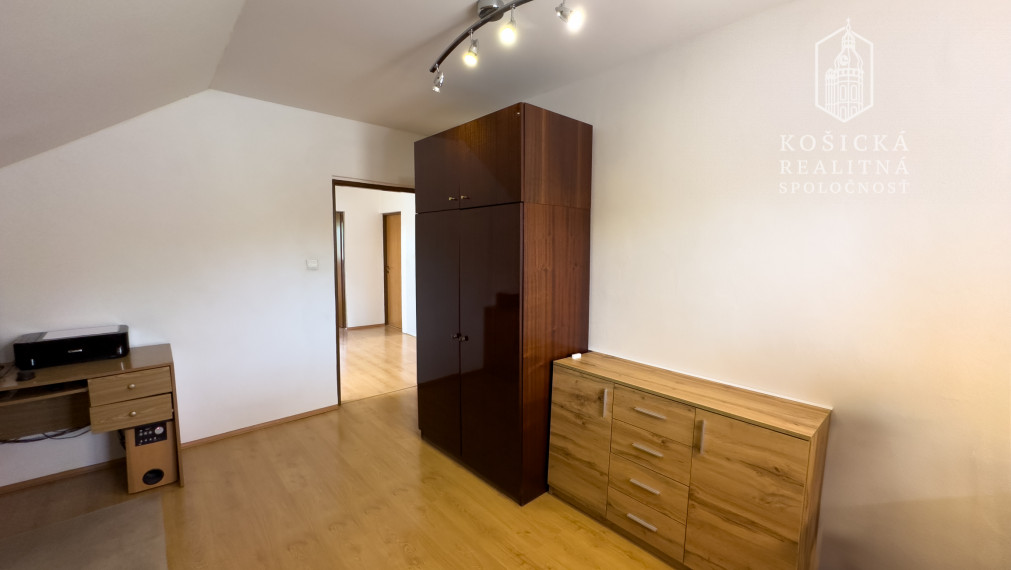 Rezervované - Rodinný dom s veľkým pozemkom v obci Rozhanovce – Robotnícka ulica