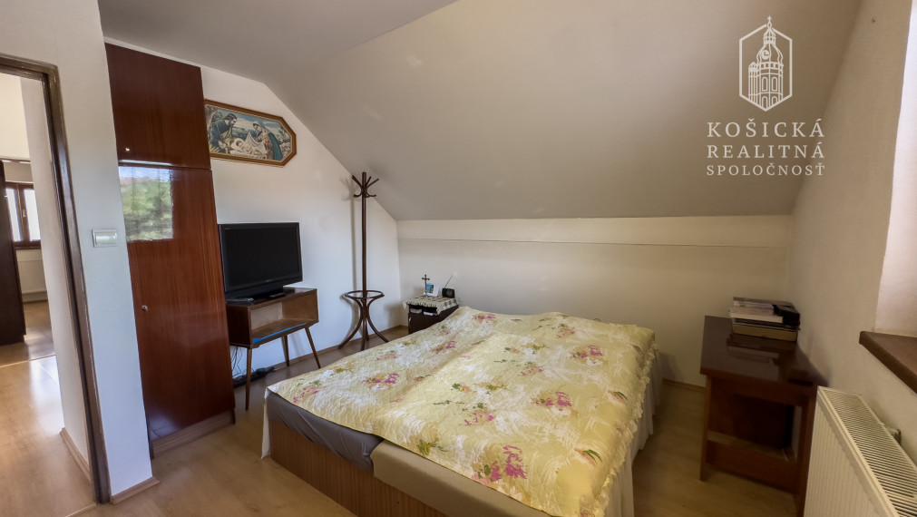 Rezervované - Rodinný dom s veľkým pozemkom v obci Rozhanovce – Robotnícka ulica