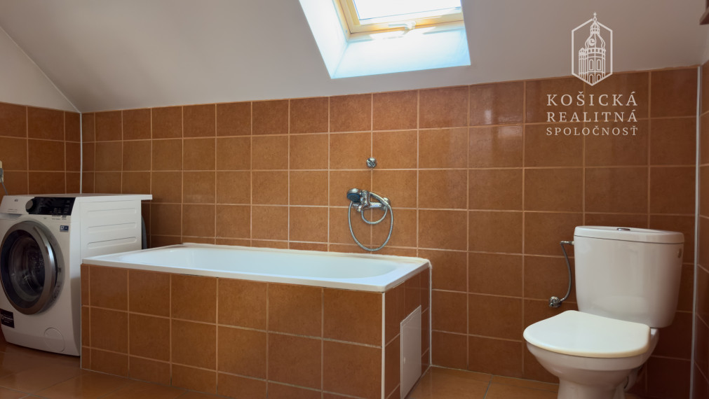 Rezervované - Rodinný dom s veľkým pozemkom v obci Rozhanovce – Robotnícka ulica