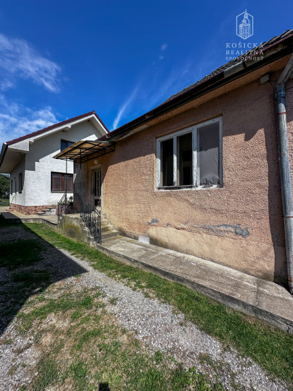 Rezervované - Rodinný dom s veľkým pozemkom v obci Rozhanovce – Robotnícka ulica