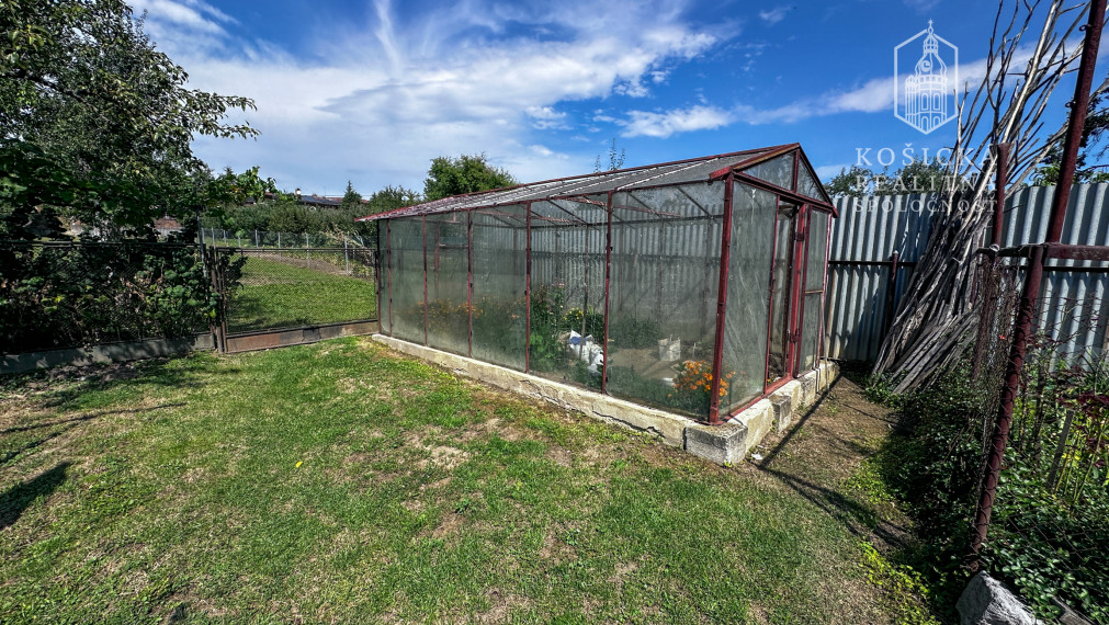 Rezervované - Rodinný dom s veľkým pozemkom v obci Rozhanovce – Robotnícka ulica