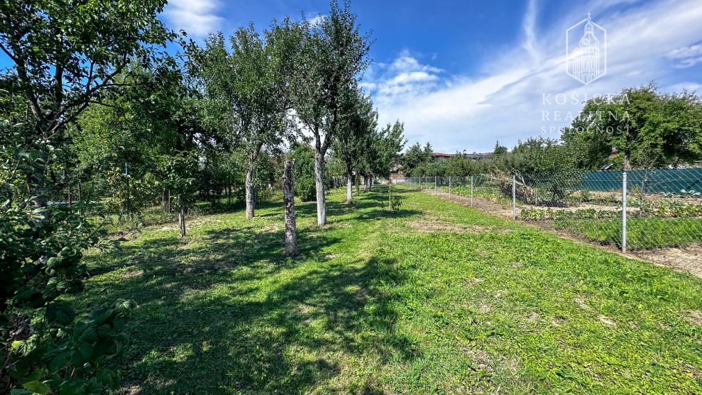 Rezervované - Rodinný dom s veľkým pozemkom v obci Rozhanovce – Robotnícka ulica