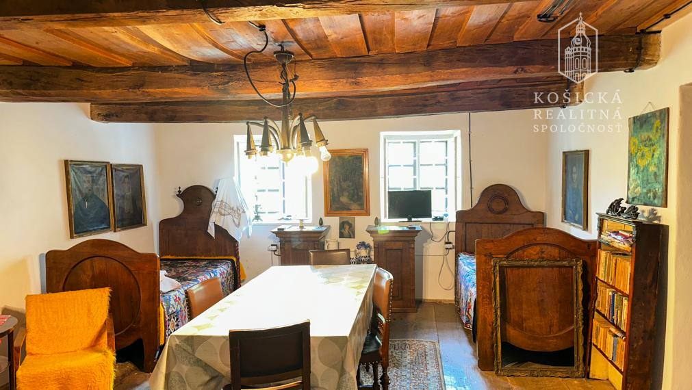 Na predaj: Chata s historickým charakterom a priestranným pozemkom – Hrušov, Slovenský kras