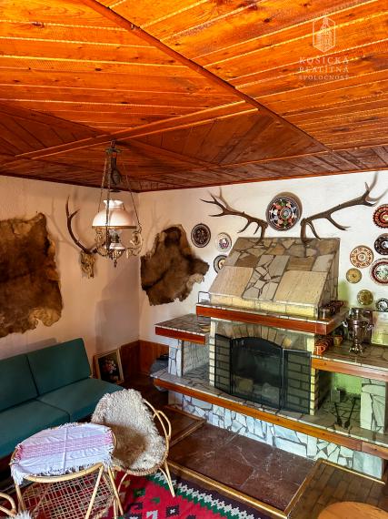 Na predaj: Chata s historickým charakterom a priestranným pozemkom – Hrušov, Slovenský kras