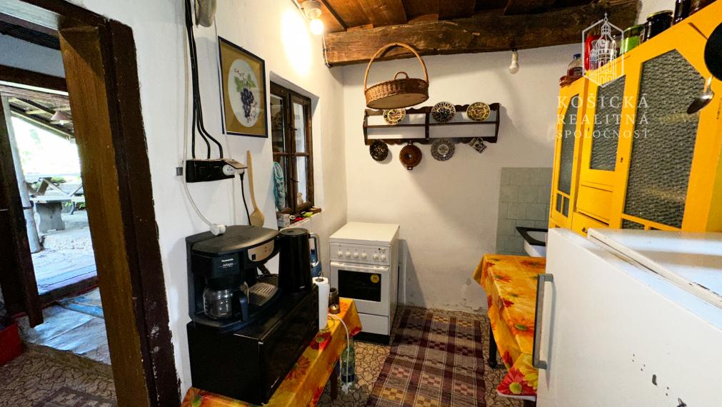 Na predaj: Chata s historickým charakterom a priestranným pozemkom – Hrušov, Slovenský kras