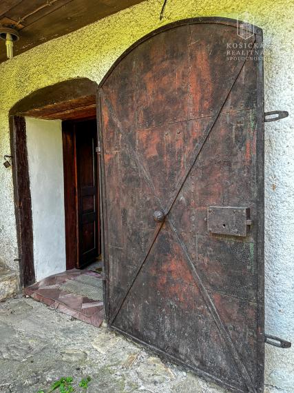 Na predaj: Chata s historickým charakterom a priestranným pozemkom – Hrušov, Slovenský kras