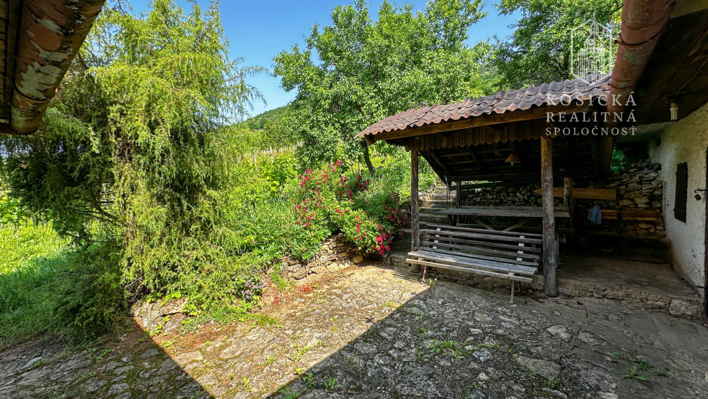 Na predaj: Chata s historickým charakterom a priestranným pozemkom – Hrušov, Slovenský kras