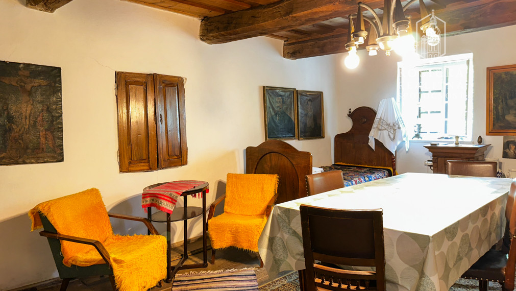 Historická chata s vinicou  a kompletným zázemím – Hrušov