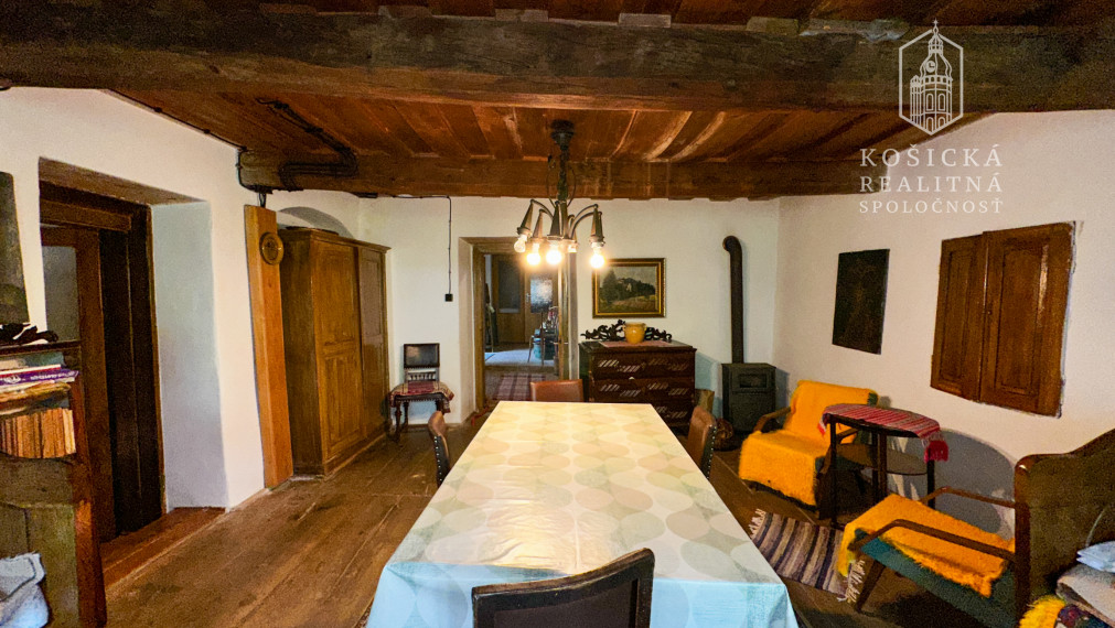 Historická chata s vinicou  a kompletným zázemím – Hrušov