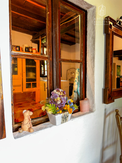 Historická chata s vinicou  a kompletným zázemím – Hrušov