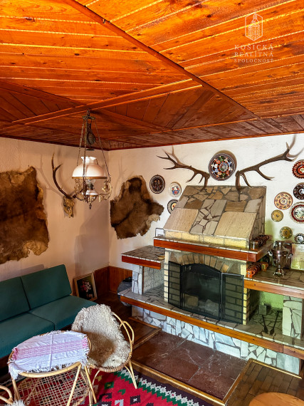 Historická chata s vinicou  a kompletným zázemím – Hrušov