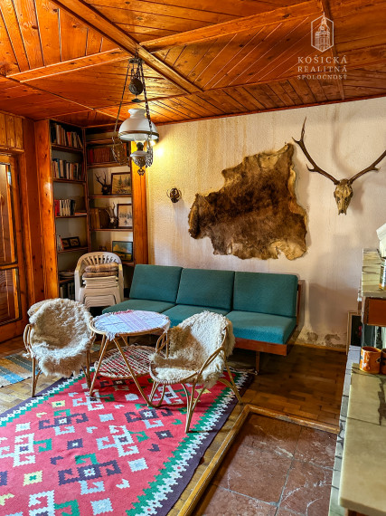 Historická chata s vinicou  a kompletným zázemím – Hrušov