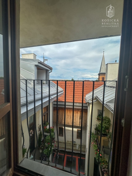 Na predaj: Podkrovný 3-izbový byt s balkónom v historickom centre Košíc – Kováčska ulica