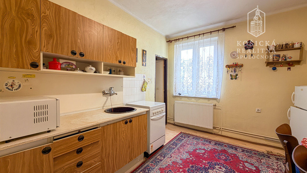 REZERVOVANÉ - Priestranný 4-izbový tehlový byt s loggiou, komorou a garážou – Valaliky