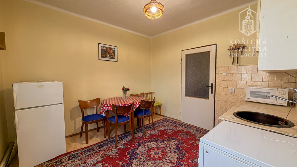 Priestranný 4-izbový tehlový byt s loggiou, komorou a garážou – Valaliky