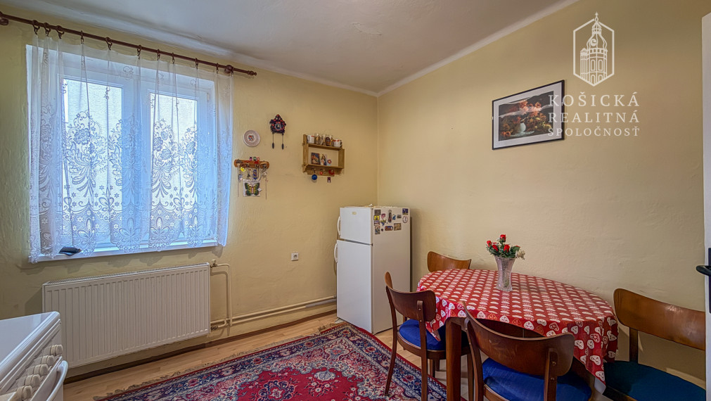 Priestranný 4-izbový tehlový byt s loggiou, komorou a garážou – Valaliky