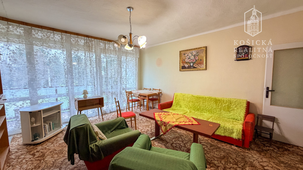 Priestranný 4-izbový tehlový byt s loggiou, komorou a garážou – Valaliky