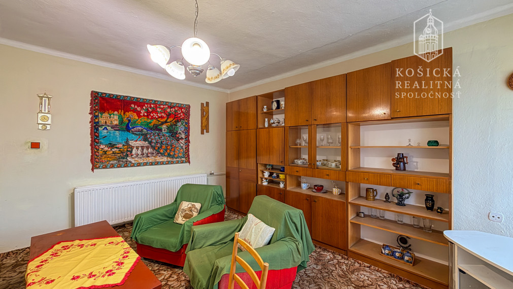 Priestranný 4-izbový tehlový byt s loggiou, komorou a garážou – Valaliky