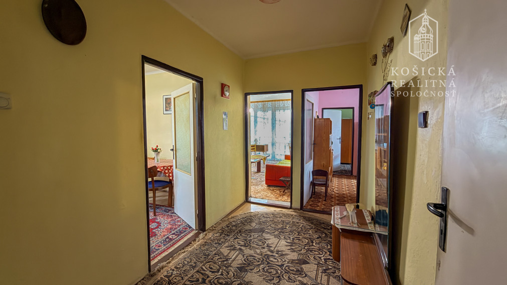 Priestranný 4-izbový tehlový byt s loggiou, komorou a garážou – Valaliky