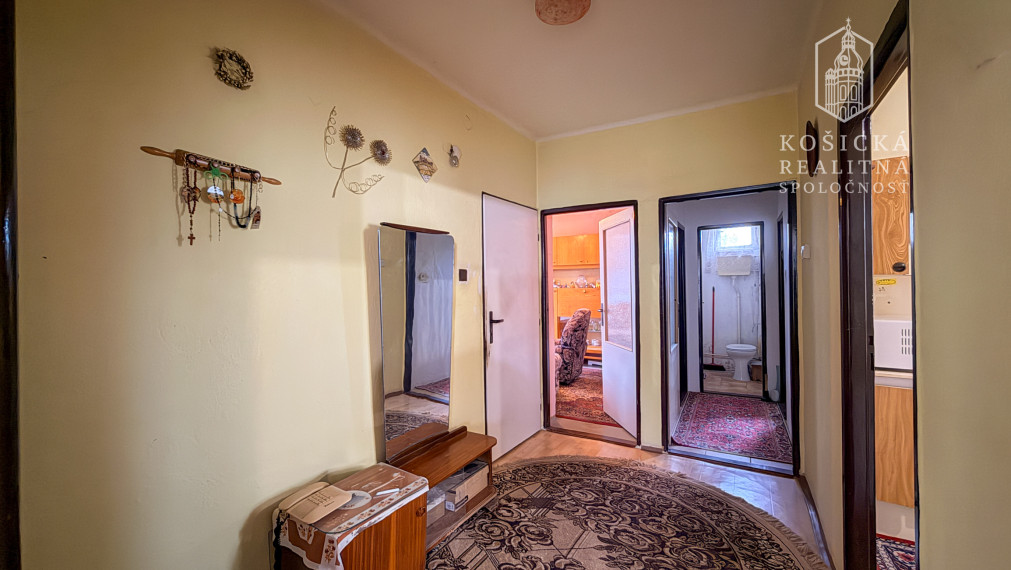 Priestranný 4-izbový tehlový byt s loggiou, komorou a garážou – Valaliky