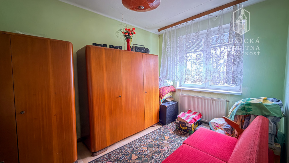 Priestranný 4-izbový tehlový byt s loggiou, komorou a garážou – Valaliky