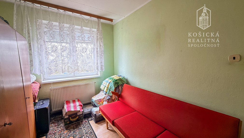 Priestranný 4-izbový tehlový byt s loggiou, komorou a garážou – Valaliky