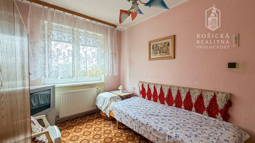 Priestranný 4-izbový tehlový byt s loggiou, komorou a garážou – Valaliky