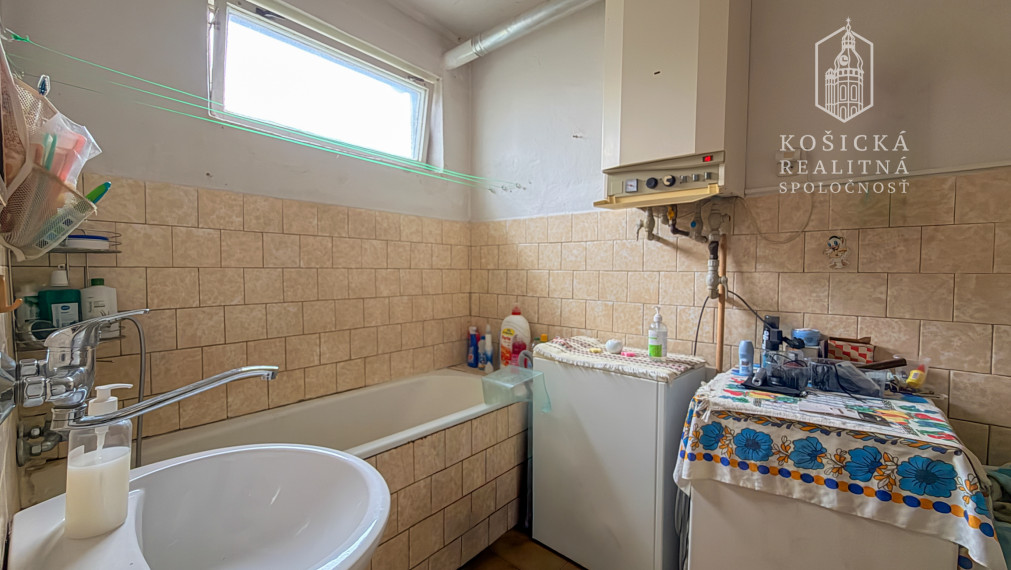 Priestranný 4-izbový tehlový byt s loggiou, komorou a garážou – Valaliky