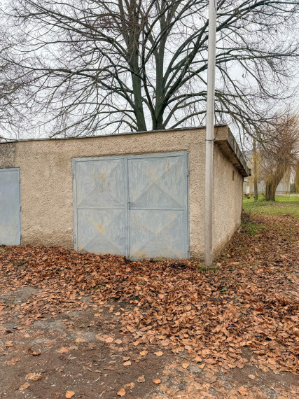 Priestranný 4-izbový tehlový byt s loggiou, komorou a garážou – Valaliky