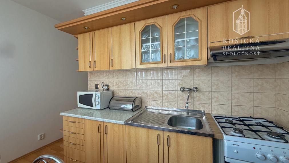 Na prenájom: zariadený 1,5-izbový byt s loggiou – centrum Košíc