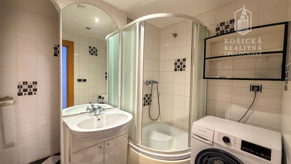 Na prenájom: zariadený 1,5-izbový byt s loggiou – centrum Košíc