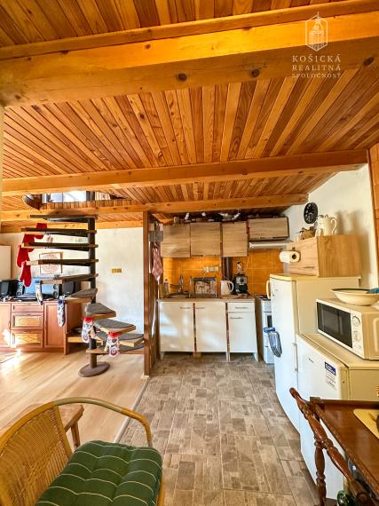 Na predaj útulná rekreačná chata v obľúbenej lokalite Ružín – Zlatník