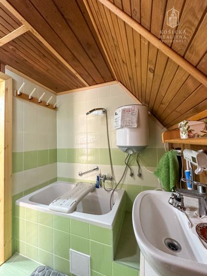 Na predaj útulná rekreačná chata v obľúbenej lokalite Ružín – Zlatník