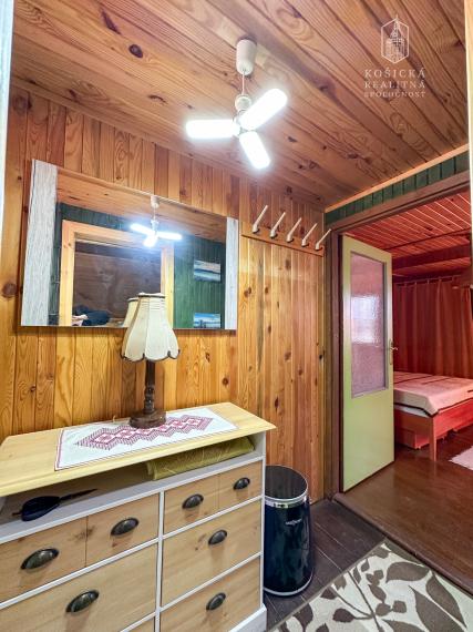 Na predaj útulná rekreačná chata v obľúbenej lokalite Ružín – Zlatník