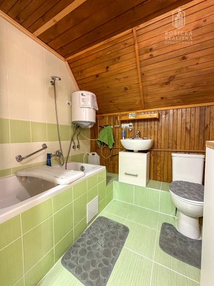 Na predaj útulná rekreačná chata v obľúbenej lokalite Ružín – Zlatník