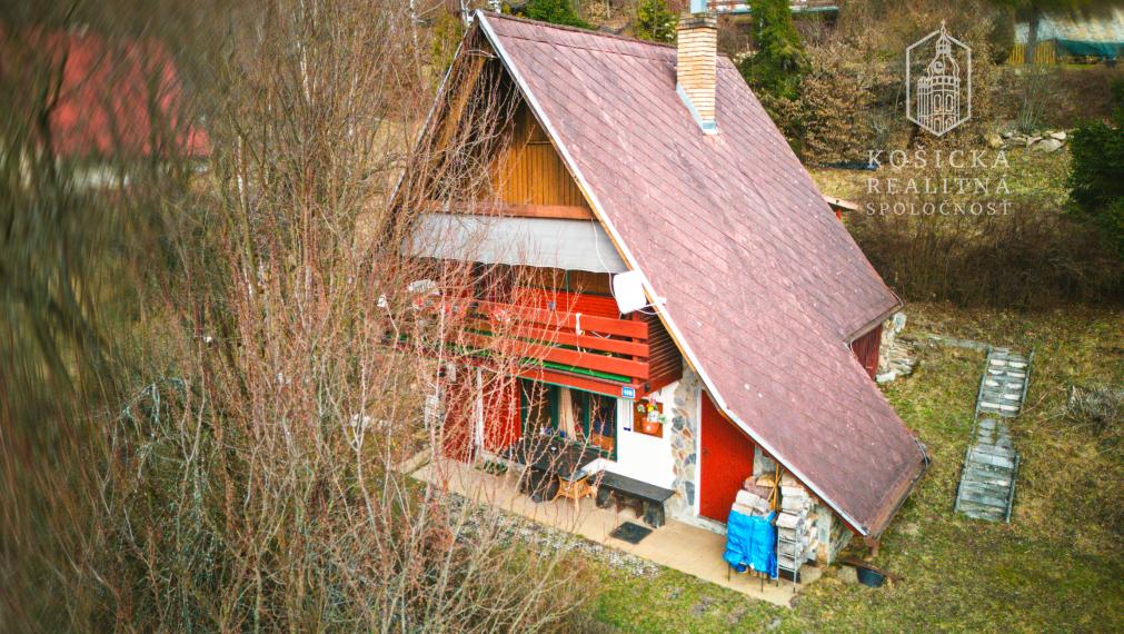 Na predaj útulná rekreačná chata v obľúbenej lokalite Ružín – Zlatník