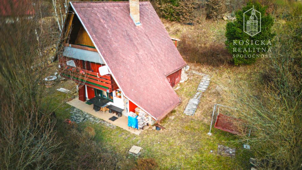 Na predaj útulná rekreačná chata v obľúbenej lokalite Ružín – Zlatník