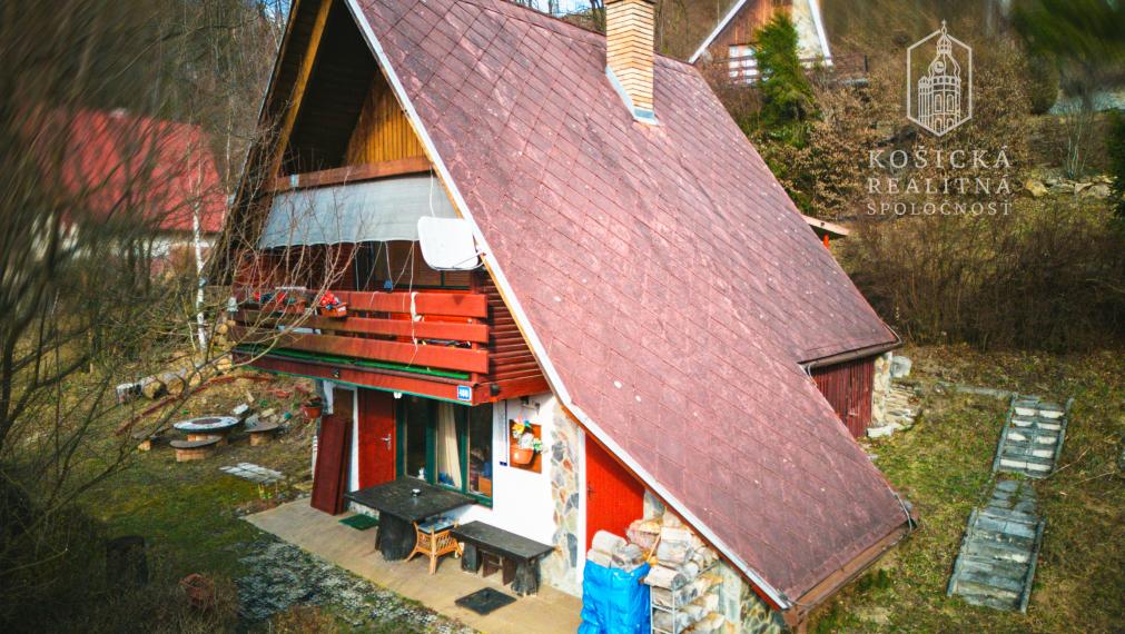 Na predaj útulná rekreačná chata v obľúbenej lokalite Ružín – Zlatník