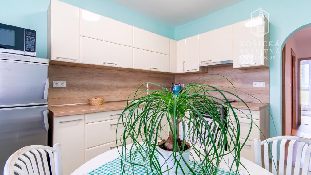 Na predaj: Priestranný 3-izbový byt (pôvodne 4-izbový) – Košice, Sídlisko Ťahanovce, Pekinská ulica