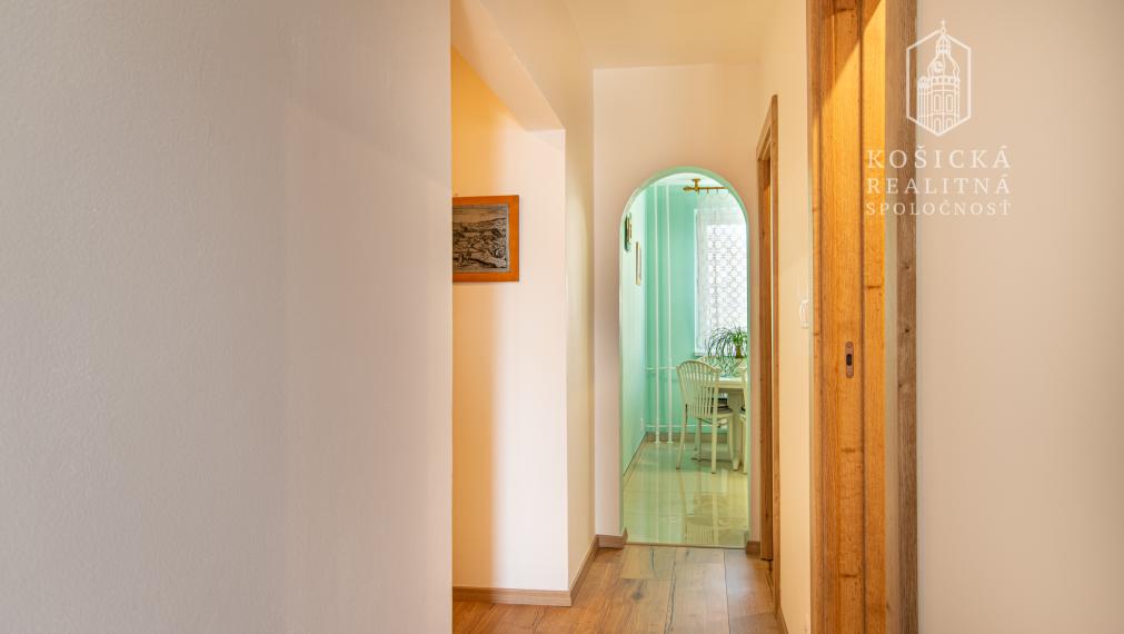 Na predaj: Priestranný 3-izbový byt (pôvodne 4-izbový) – Košice, Sídlisko Ťahanovce, Pekinská ulica